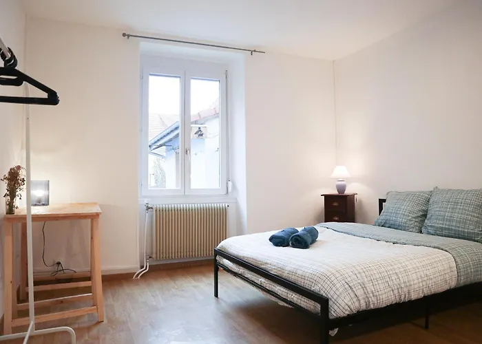 Appartement Entier, Proche Tram-Train Et Commodites, Parking Gratuit